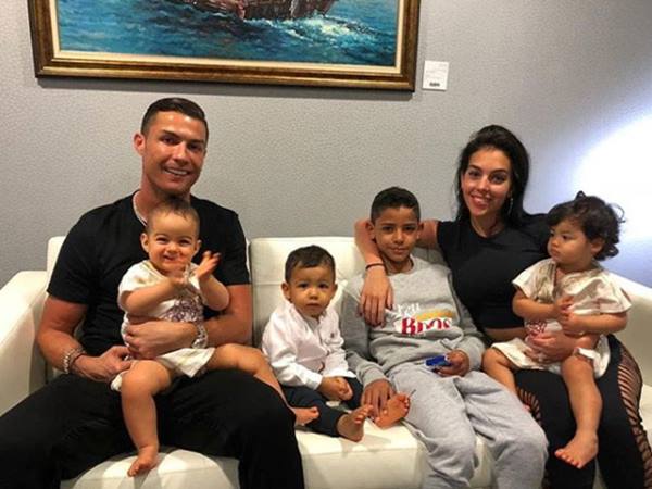 Con của Ronaldo là những ai? Mẹ của chúng là ai?