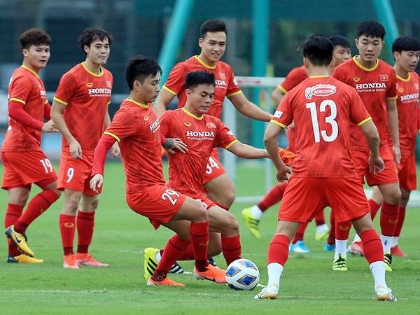 Bóng đá Việt Nam 2/12: Thầy trò HLV Park Hang Seo đối mặt khó khăn
