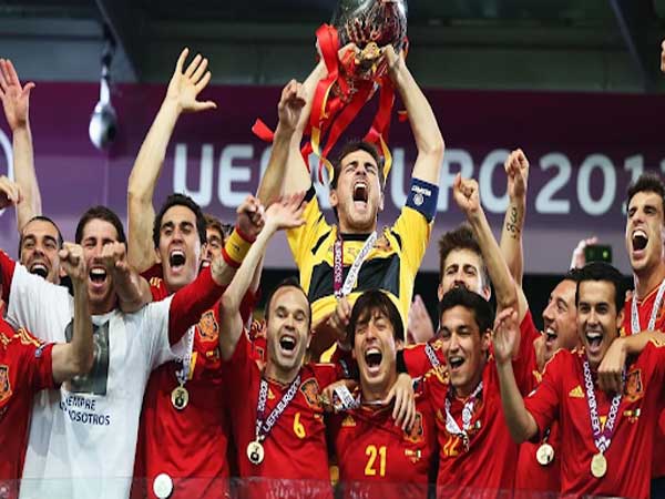 Tháng 8 năm 2010, tức là chỉ hai tháng sau khi đội tuyển Tây Ban Nha vừa lên ngôi vô địch World cup