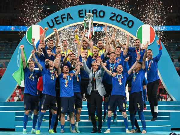 Hàng tiền vệ trong đội hình Ý vô địch Euro 2020