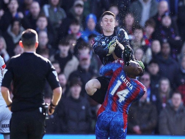 Tin bóng đá: Sai lầm trọng tài Michael Oliver bị “treo còi”