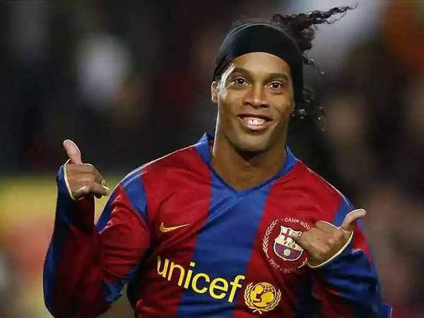 Những tiền vệ cánh Barca xuất sắc nhất mọi thời đại
